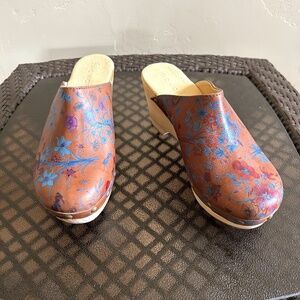 Sundance Catalog Five Worlds Corianne leather wood floral clogs size 6 READ